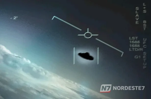 Imagem desfocada em tons de cinza capturada por câmera de visão noturna militar, mostrando um objeto voador de formato incomum no céu, representando os novos arquivos desclassificados do Pentágono sobre fenômenos aéreos não identificados (FANI/OVNIs).