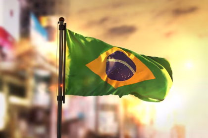 Jogadores das seleções de futebol do Brasil e da Holanda disputam a posse de bola em campo durante partida oficial.