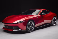 Novo carro esportivo vermelho da Ferrari exposto em uma concessionária de luxo no Brasil, destacando seu design aerodinâmico e o icônico logotipo do cavalo empinado na frente.