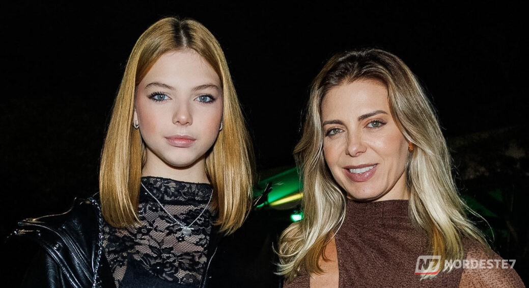 Sheila Mello e sua filha Brenda, de 13 anos, posam juntas sorrindo em um evento, destacando a semelhança física e os looks estilosos das duas.