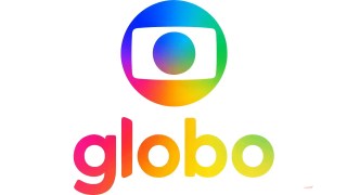 Logotipo da Rede Globo em destaque na fachada iluminada da emissora, simbolizando a decisão de suspensão de suas principais novelas.