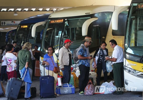 Ônibus de transporte público circulando em avenida urbana, representando o reajuste na tarifa de transporte.