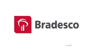 Martelo de madeira da justiça ao lado de um smartphone com o aplicativo do Banco Bradesco na tela, simbolizando decisão judicial favorável