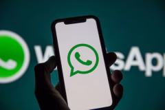 Tela de smartphone exibindo o aplicativo WhatsApp com a nova opção de configuração para adicionar uma segunda conta ativa no mesmo aparelho celular.