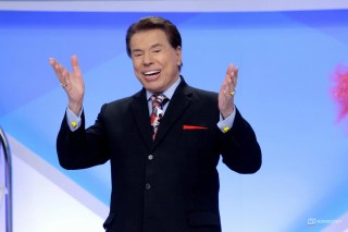 Foto de destaque da filha de Silvio Santos em um evento público, sorrindo e gesticulando, ilustrando a decisão sobre sua candidatura à vice-presidência do Brasil.