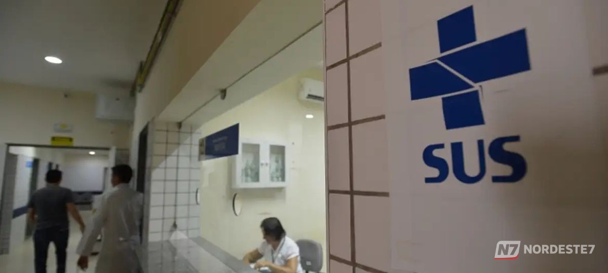 Profissional de saúde em hospital do SUS manuseando medicamento para o novo tratamento contra o câncer de R$ 500 mil.