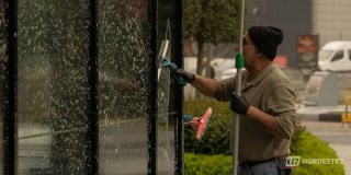 Novo limpador de vidros substitui o rodo tradicional e promete alcançar cantos com menos esforço