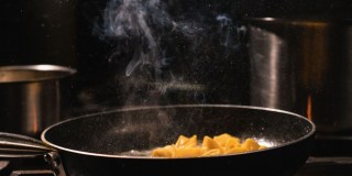 Cheiro de fritura ficou na casa? O vapor ácido pode ajudar, mas abrir as janelas continua sendo indispensável