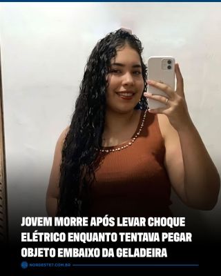Geladeira em uma cozinha residencial ligada à tomada, local onde ocorreu o acidente elétrico.