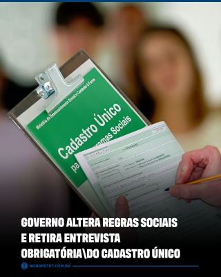 Pessoa utilizando o aplicativo do Cadastro Único em um smartphone para atualizar dados sociais do governo.