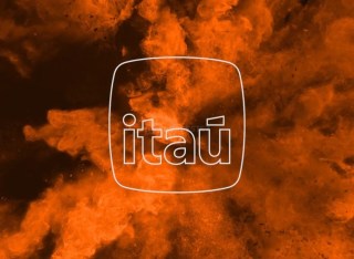 Fachada de uma agência do banco Itaú com símbolos das bandeiras de cartão de crédito Visa e Mastercard.