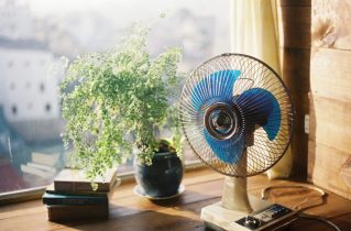 Apontar o ventilador para o corpo refresca na hora, mas colocá-lo na janela pode mudar o ar do cômodo inteiro