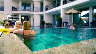 Morador inadimplente pode ser impedido de usar a piscina do condomínio? A resposta não é tão simples
