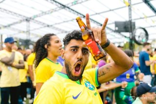 Brasileiros que bebem cerveja vão ganhar Brahma de graça na Copa do Mundo com uma condição