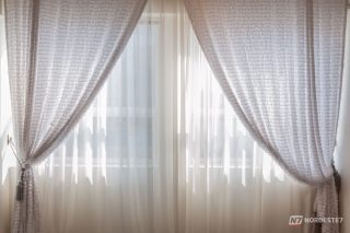 Cortinas de hotel têm duas camadas por motivos que também podem melhorar a casa