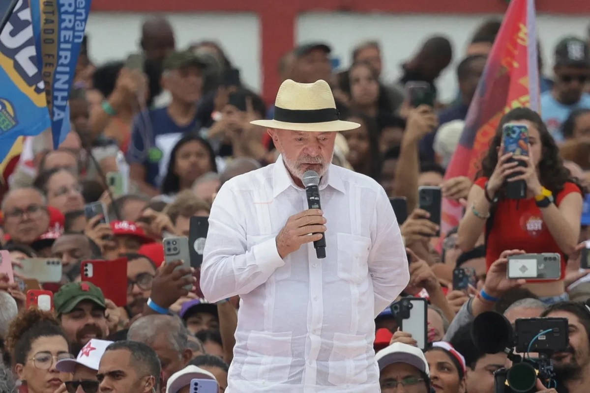 Presidente Luiz Inácio Lula da Silva gesticula durante discurso oficial sobre investimentos na indústria de defesa brasileira.