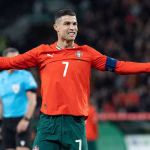 Montagem lado a lado mostrando Cristiano Ronaldo com a camisa do Al Nassr e Neymar em momento reflexivo durante uma partida de futebol.