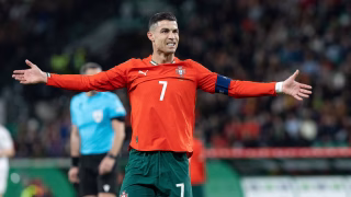 Montagem lado a lado mostrando Cristiano Ronaldo com a camisa do Al Nassr e Neymar em momento reflexivo durante uma partida de futebol.