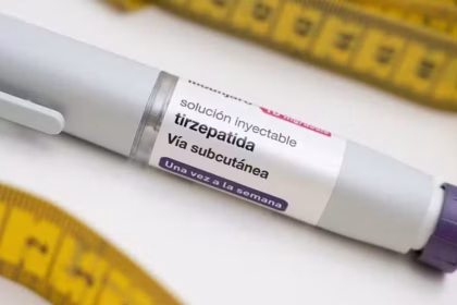 Canetas injetáveis de medicamento falsificadas dispostas em uma mesa com a marca da Anvisa ao fundo.