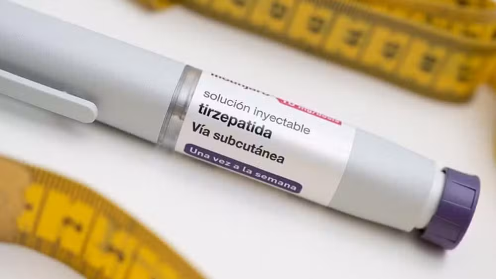 Canetas injetáveis de medicamento falsificadas dispostas em uma mesa com a marca da Anvisa ao fundo.
