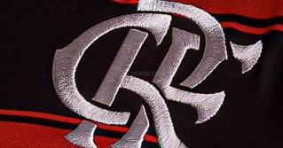 Atacante Rayan em ação durante partida de futebol, cotado como novo reforço do Flamengo