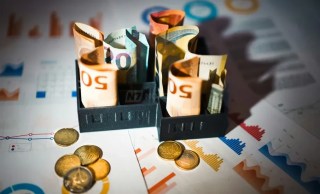 Gráfico de mercado financeiro em tela de negociação mostrando queda nas taxas de juros futuros DI e índices de petróleo.