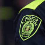 Fachada da nova Universidade da Polícia com soldados em formação na área externa durante a cerimônia de inauguração.