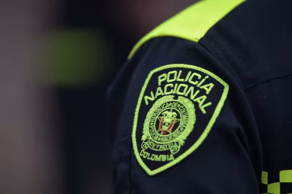 Fachada da nova Universidade da Polícia com soldados em formação na área externa durante a cerimônia de inauguração.