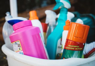 Anvisa alerta para risco de misturar produtos de limpeza