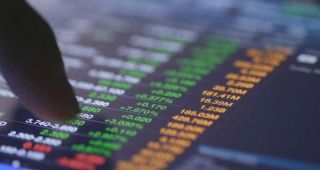 Ibovespa futuro avança com pesquisas eleitorais e STF no radar; dólar tem leve alta