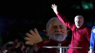 Lula critica Flávio e Eduardo Bolsonaro durante comício no Distrito Federal