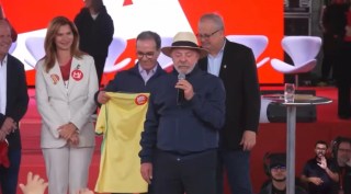 Lula mira Bolsonaro durante comício e fala em manter ex-presidente na cadeia
