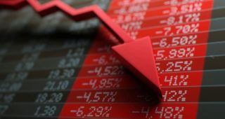 Saída do gringo pesa, e Ibovespa em dólar fica à frente apenas da bolsa argentina em agosto