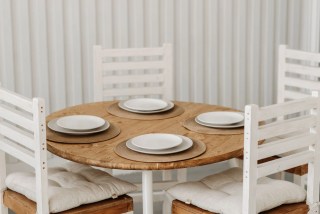 Cinco alternativas à mesa de centro tradicional ganham espaço nas salas