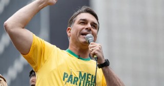 Desistência de candidato poderia abrir espaço para articulação em torno de Flávio, diz analista
