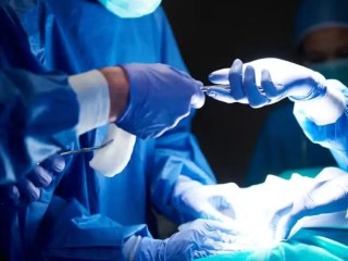 Idosa relata cirurgia no joelho errado em hospital de Curitiba