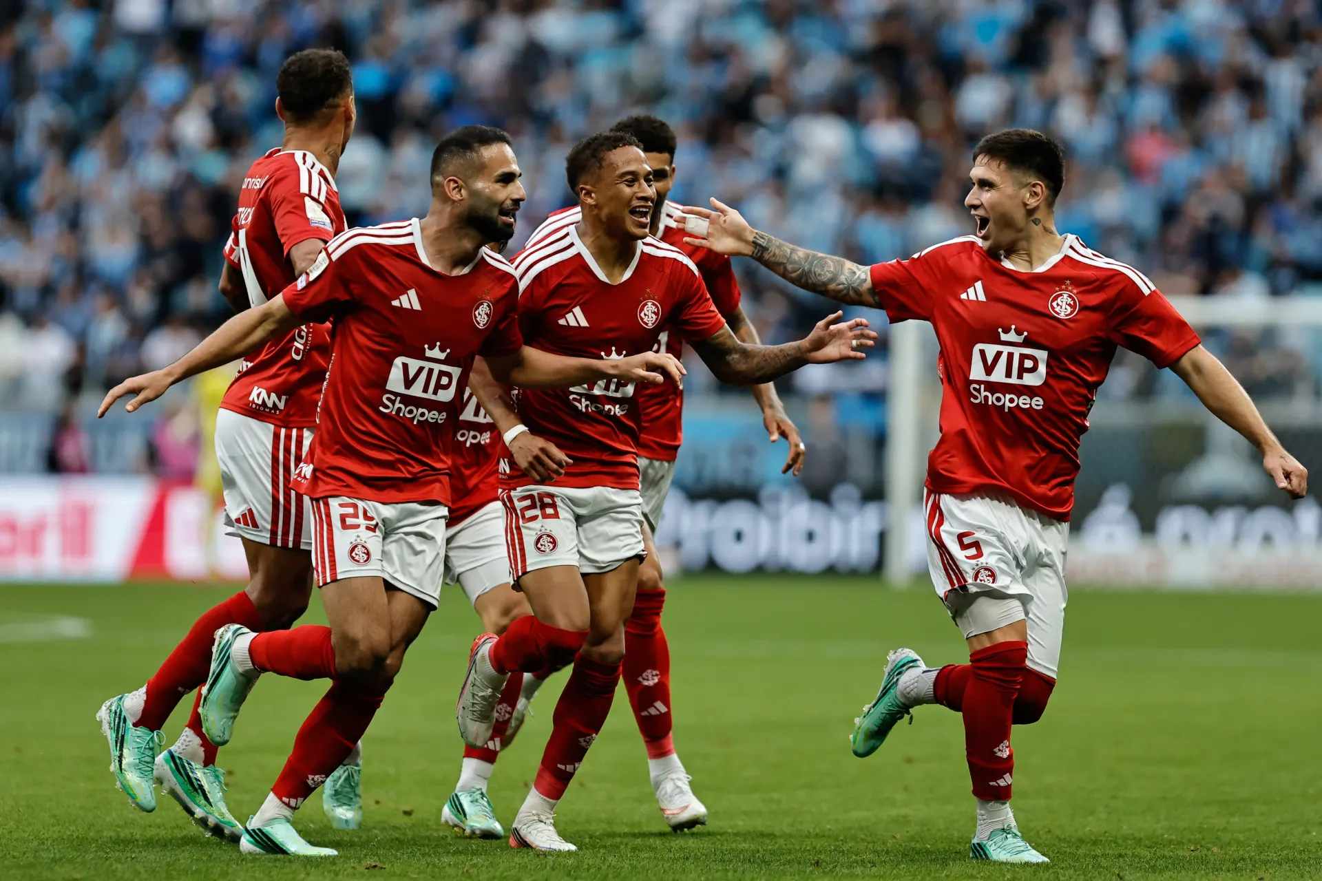 Inter empata Gre-Nal e vê evolução, mas segue na zona de rebaixamento