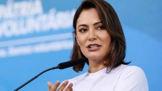 Michelle Bolsonaro ouve xingamentos durante agenda eleitoral no DF