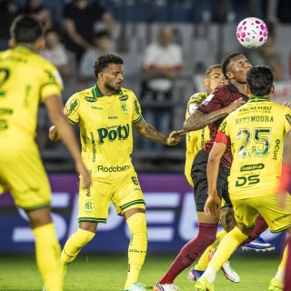 Mirassol empata com Bragantino após expulsão de João Victor