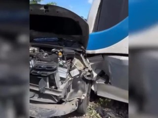 Motorista morre após carro colidir com trem do Metrô do Recife em Jaboatão