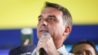 Opositores criticam fala de Flávio Bolsonaro sobre mudanças na Constituição