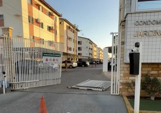 Portão de condomínio é derrubado após desentendimento durante entrega em Mossoró