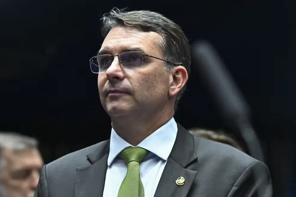 Propaganda de Flávio Bolsonaro vai ao ar sem áudio; TSE apura falha