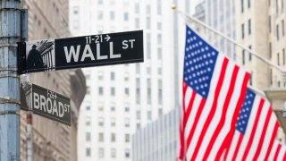 Wall Street fecha em queda com pressão sobre ações de chips